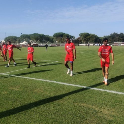 L’allenamento: partitella con la Primavera a Modugno