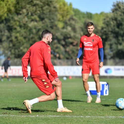 L’allenamento: test congiunto con la Primavera a Modugno. Doppietta di Aramu