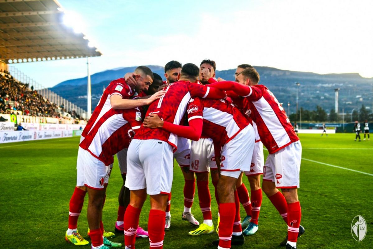 Esultanza Bari Playoff Serie B Sondaggio