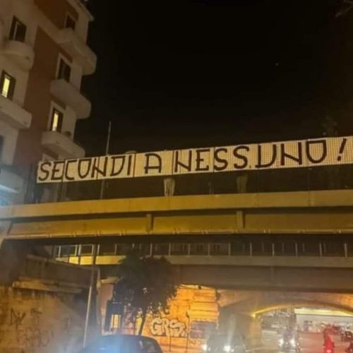Bari tappezzata di striscioni contro LDL: “Secondi a nessuno”. FOTO