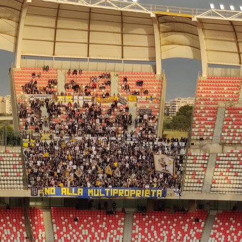 I tifosi del Parma contro la multiproprietà. Applausi da tutto lo stadio