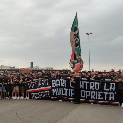 Bari, anche i gruppi organizzati protestano. Apparsi cartelloni contro i DeLa in città