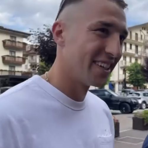 Bari, l’arrivo di Novakovich in ritiro. VIDEO