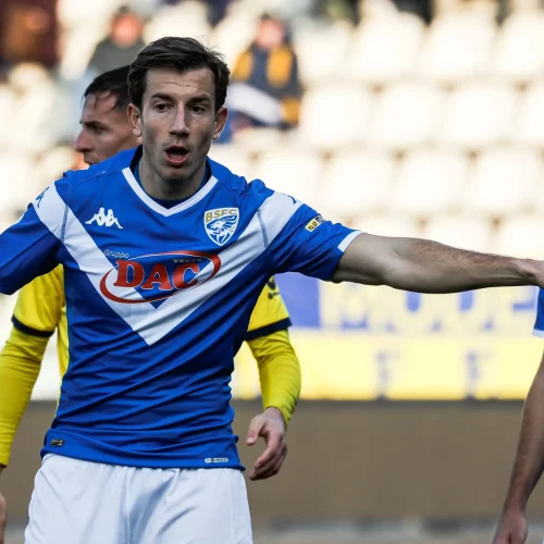 <i>PianetaBari</i> – Calciomercato Bari: cercasi difensore mancino. No Mangraviti, 2 sogni