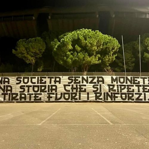 Striscione degli ultras: “Società senza monete, fuori i rinforzi”. FOTO