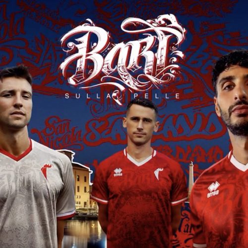 Bari, in vendita la maglia prematch <i>Graffiti</i>. Le info