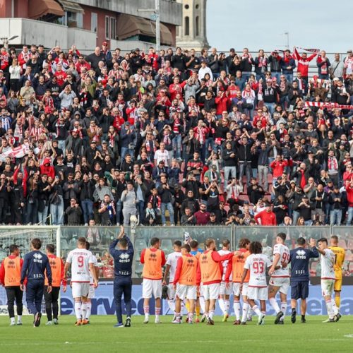 Bari ko con la Carrarese. I tifosi a fine gara contestano: “Andate a lavorare” VIDEO
