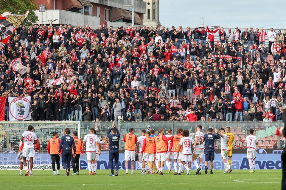 Esultanza Bari tifosi