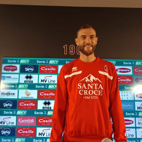 Vicari: “La fascia una grande responsabilità, diversa da altre piazze. Stiamo crescendo, Longo ci chiede aggressività. Cremonese? Non è un big match”