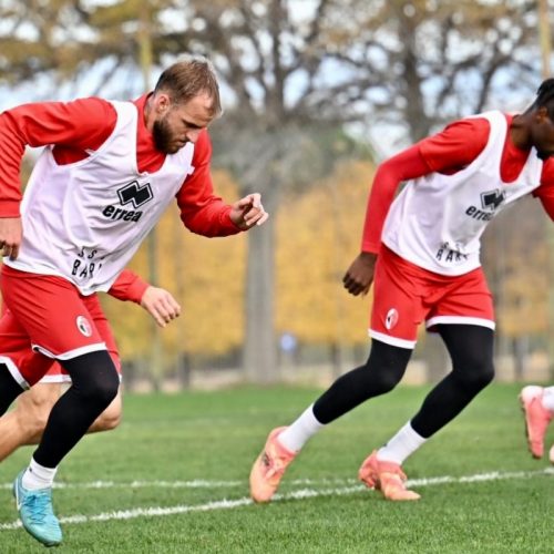 L’allenamento del Bari: sala video e campo, -3 al Südtirol