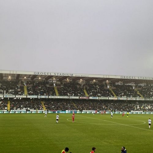 Per l’ennesima volta il Bari si fa rimontare: apre Favilli, il Cesena resta in 10, ma La Gumina gela Longo