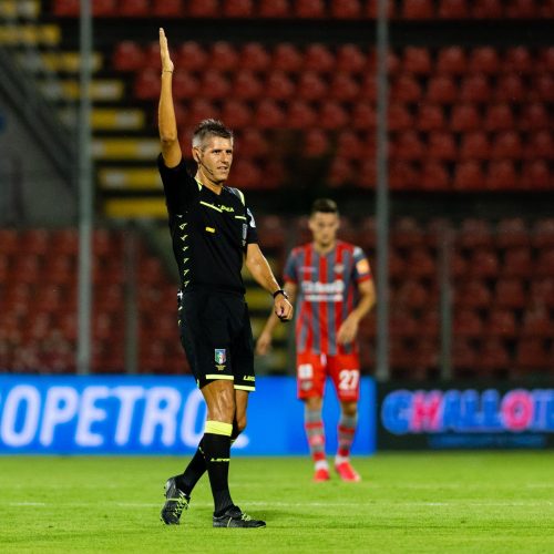 Cosenza-Bari a Crezzini, al VAR Baroni. Un solo precedente