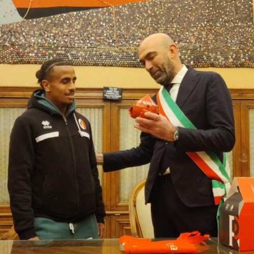 Dorval e le accuse razziste, solidarietà dal Sindaco Leccese: donati gagliardetto e un pumo. FOTO