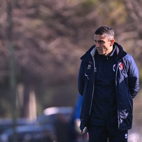 Bari, lunga riunione tecnica agli ordini di Longo. Allenamento al San Nicola