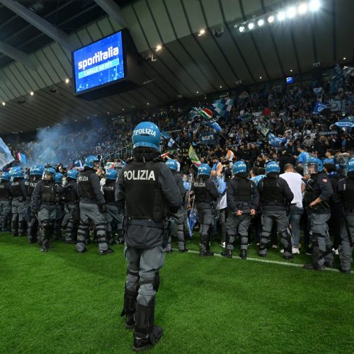 Scontri del San Nicola, la ricostruzione della Polizia: “Il padre? Suo il primo colpo, ha insistito con il rivale a terra”