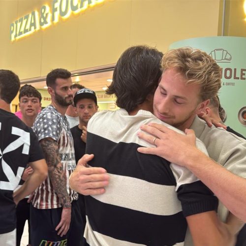 ❤️ Il ritorno di Verreth a Bari. Tutta la squadra in aeroporto tra commozione e abbracci sentiti