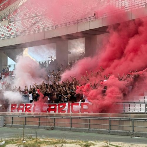 Bari, sconfitta pesante e confronto con i tifosi: la squadra chiede scusa. VIDEO