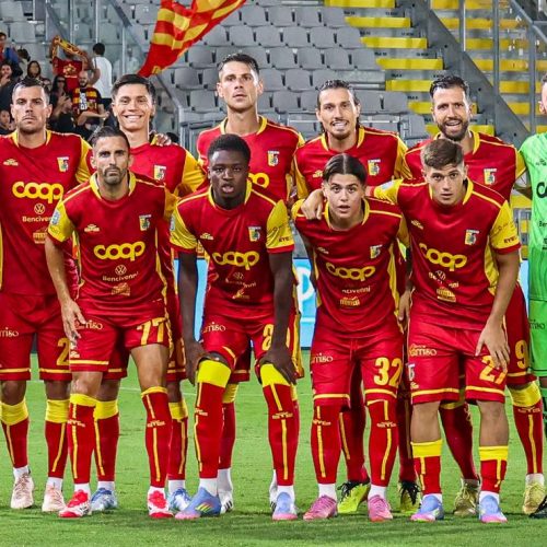 Serie B, il Catanzaro rimonta la Juve Stabia nell’anticipo. Quinto pari per Polito