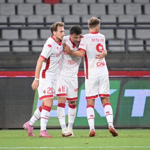 Serie B, si torna in campo stasera. Il Bari a Chiavari, big match Frosinone-Cesena. Domani chiude il Modena, il programma