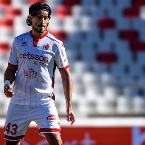 Difesa a porte girevoli: rientra Nikolaou, si ferma Meroni. Il Bari cerca stabilità