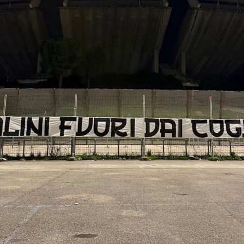 Bari, continua la contestazione: durissimo striscione contro Magalini e Caserta. FOTO