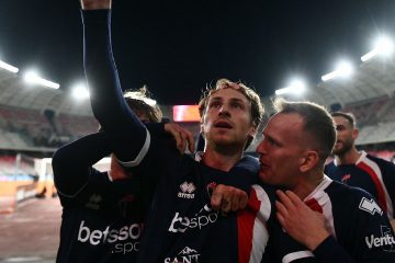 Il Bari esce tra i fischi al San Nicola. Tris Frosinone, non bastano Verreth e Castro