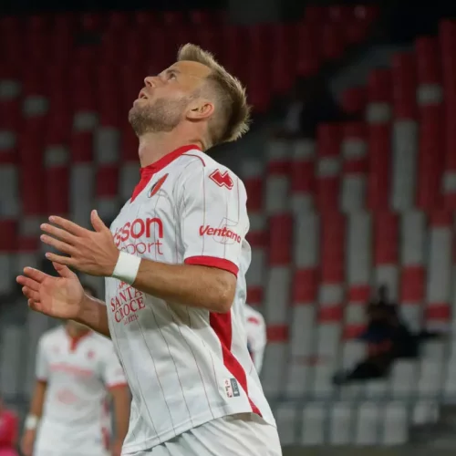 Serie B, il Bari torna in zona playout. Perde lo Spezia, pari Modena: risultati e classifica