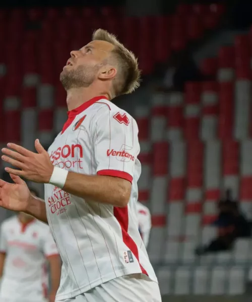 Bari, la salvezza passa dall’attacco. Finora numeri da incubo, il peggiore della Serie B