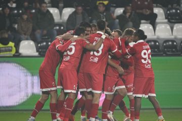 Il Bari frena con lo Spezia con un uomo in più, ma manca un rigore. Segna Gytkjaer