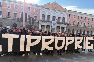 Bari, la protesta degli ultras: “Leccese chiederà un incontro ai DeLa. Dalla prossima torneremo”