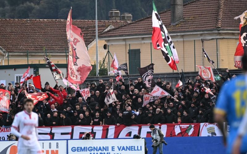 Giudice sportivo: ammenda pesante al Bari per lancio di petardi