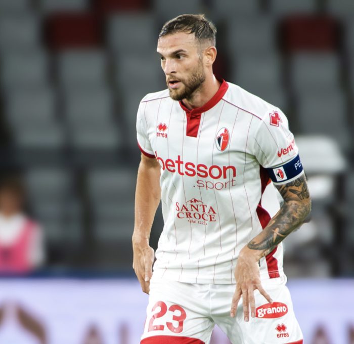 Bari, nessuna offerta per Vicari: il difensore resta in uscita, ma il mercato è fermo