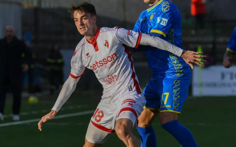 Flop Maggiore e nervi tesi: gesto di stizza al cambio. Il Bari si aspetta molto di più