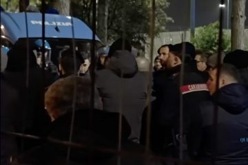 Gli ultras del Bari a Longo e Di Cesare: “Facciamo vomitare. De Laurentiis non ha la faccia e manda voi. Se non ci sono condizioni dimettetevi”. VIDEO