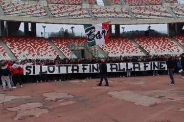 Bari, la carica degli ultras alla rifinitura: “Si lotta fino alla fine”. VIDEO