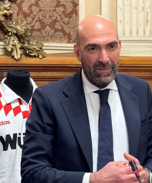Contatti fitti tra De Laurentiis e Leccese per sbloccare il San Nicola. Tempo fino al 16 per l’iscrizione