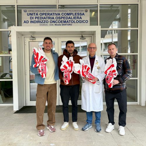 Bari, delegazione al Policlinico per consegnare uova pasquali ai piccoli degenti. FOTO