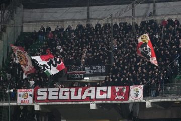 Bari, striscioni di contestazione al San Nicola: “Senza palle, vi romperemo il c**o”