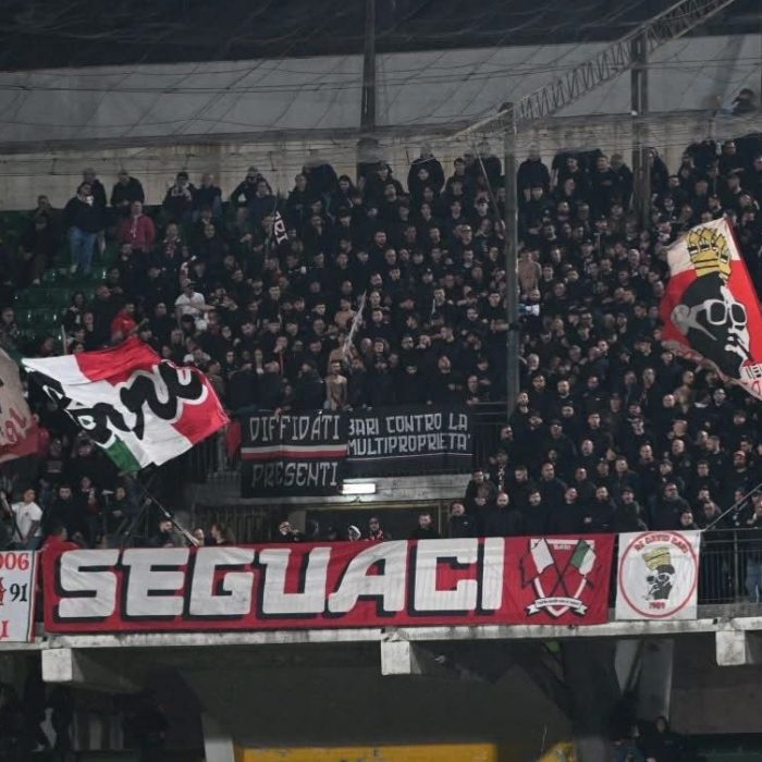 Bari, striscioni di contestazione al San Nicola: “Senza palle, vi romperemo il c**o”