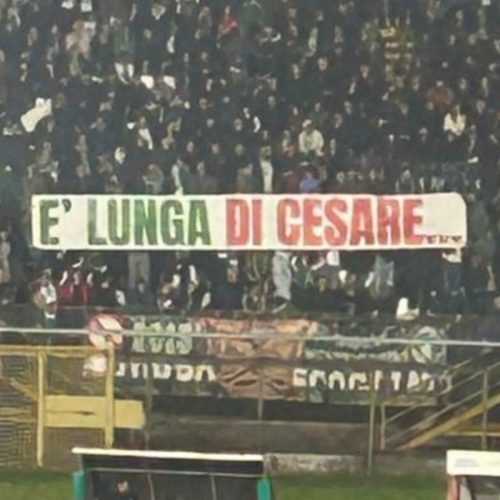 Bari, l’ennesima notte umiliante. “Serie C” dagli spalti, sfottò a Di Cesare e bruciata bandiera dell’Avellino
