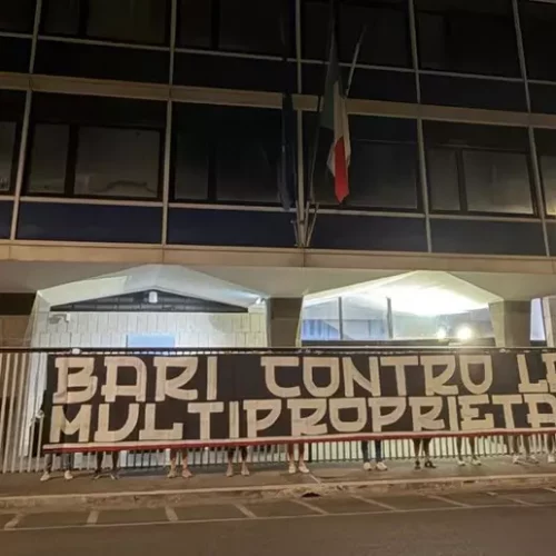 Bari contro la multiproprietà, striscione dei tifosi davanti alla sede FIGC a Roma