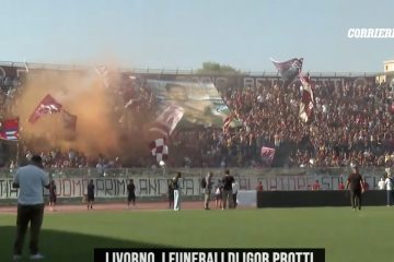 Funerale Igor Protti, l’abbraccio di Livorno al suo Re: il feretro accolto da 7.000 tifosi