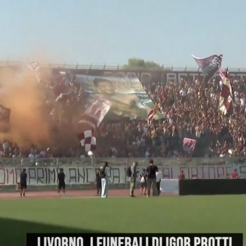 Funerale Igor Protti, l’abbraccio di Livorno al suo Re: il feretro accolto da 7.000 tifosi
