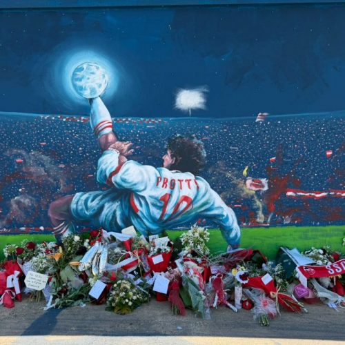 Bari, rubate le sciarpe biancorosse dedicate a Protti. Il murales si presenta spoglio