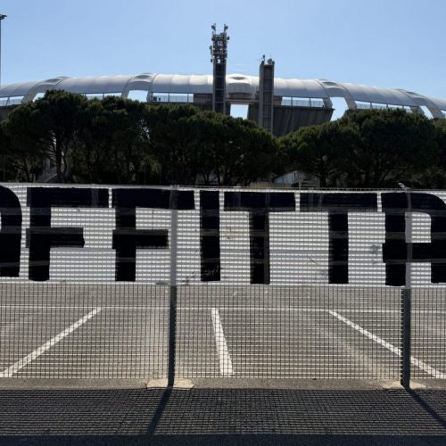 “Affittasi”: nuovo striscione goliardico davanti al San Nicola