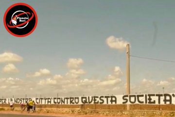 Bari, striscione di protesta degli ultras durante la presentazione di Marino e Rastelli. “Siamo contro la società”