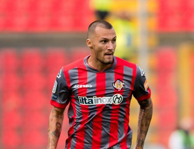 Calciomercato Bari, Marino pesca dall’estero il terzino destro: ai dettagli il rumeno Mogos
