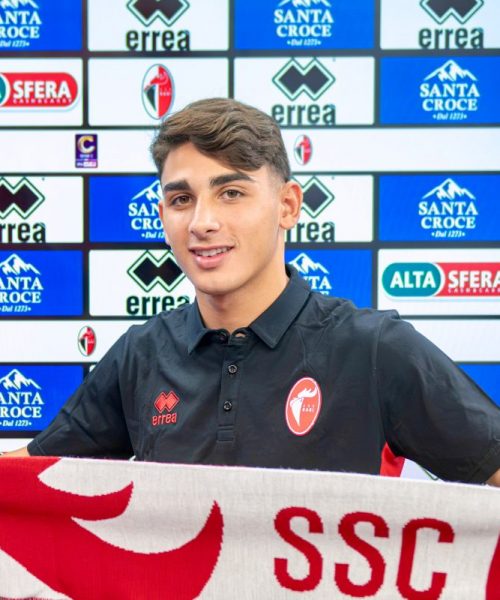 Esposito non trema: grinta, dribbling e personalità all’esordio con il Bari