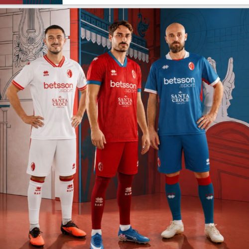 Bari, svelate le nuove maglie per la stagione 2026/27: la terza è color petrolio. FOTO