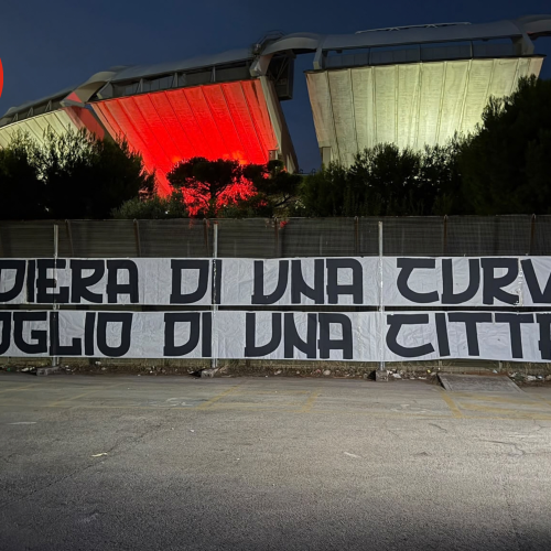 Bari ricorda Protti: nuovo poster al San Nicola. La Nord a Marino: “Meritiamo molto di più”